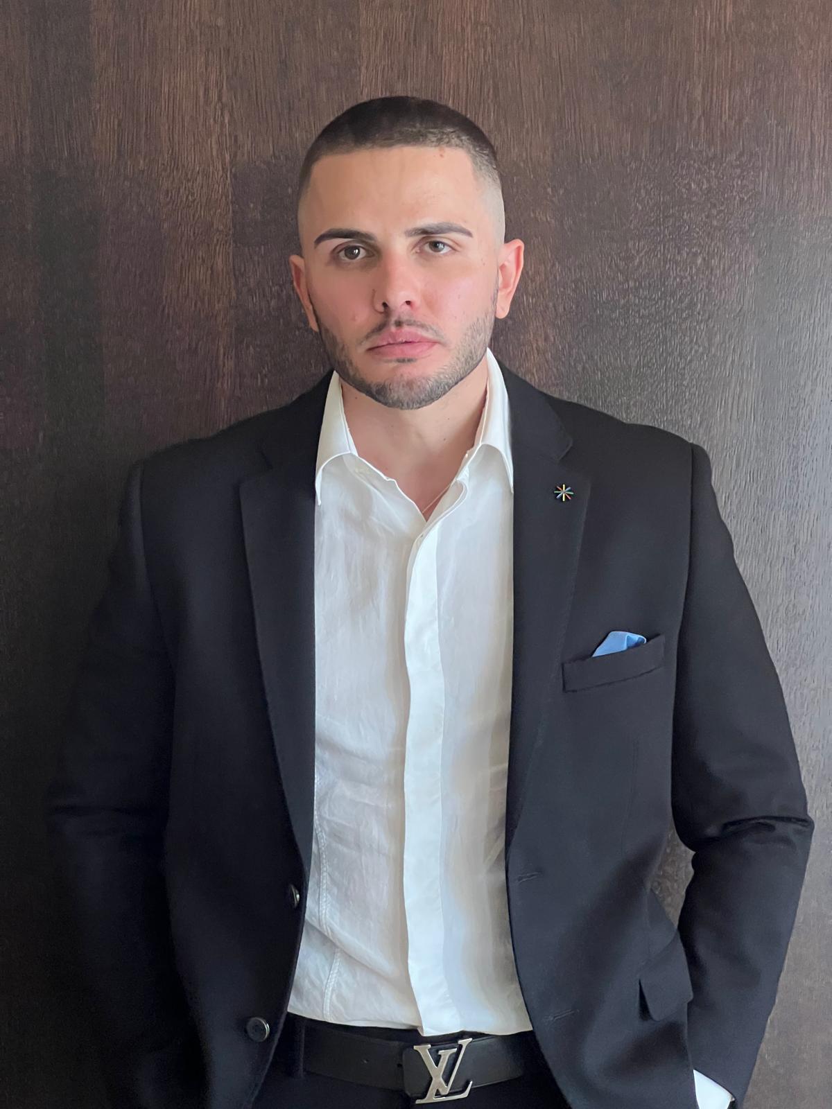 Oriol Rosado con traje